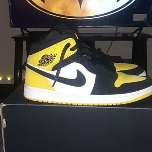 Air Jordan 1 Mid